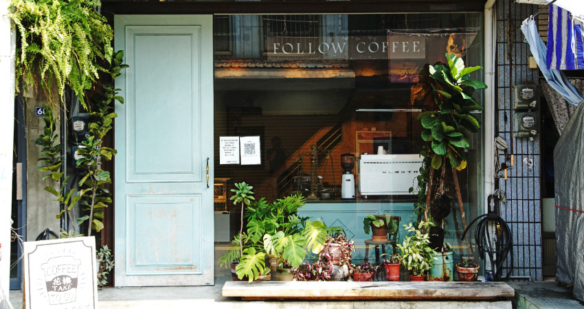 花樓三店 Follow Coffee lll就是一間鬧中取靜的廢墟玻璃屋，一片綠意讓光合作用無所不在，也是市區中的一處寧靜空間