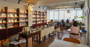 文青筆記起來！「喫茶月滿」是台中咖啡店、也是書店，喝「令苟冰咖啡」配布丁，享受老派日式下午茶時光。