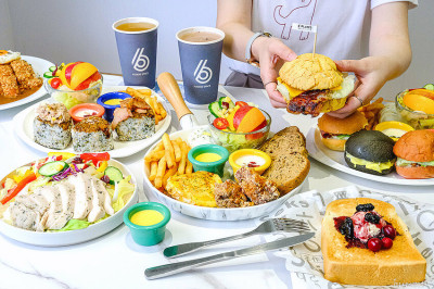 日式飯糰、小漢堡拼盤、桑葚厚片繽紛亮眼，6吋盤人氣早午餐首間二代店，韓系網美風裝潢！