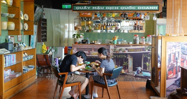 一秒到越南！「1981Cafe」藏在中壢火車站附近、河內人開的越式料理餐廳，喝得到「蛋咖啡」。
