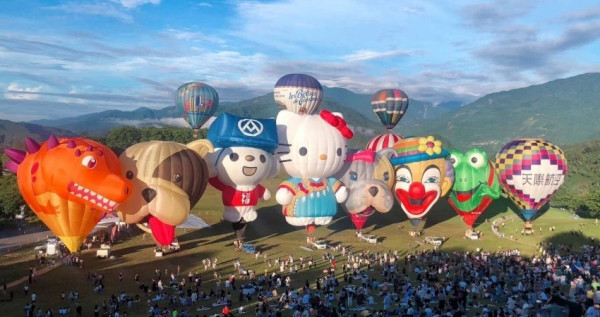 KITTY熱氣球帶回家！2024臺灣國際熱氣球嘉年華「5/15繫留預約攻略」HELLO KITTY充氣小球免費抽。