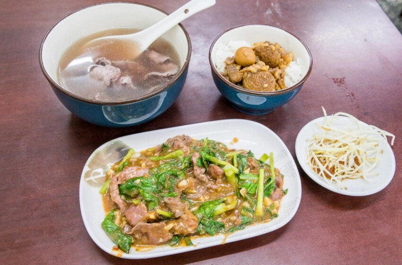 台南市善化區溫體牛肉湯只要100元！內用超有料肉燥飯吃到飽