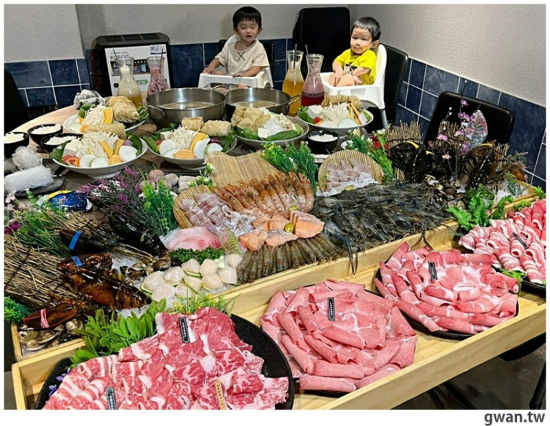 大龍小龍一起屠，爽嗑兩公斤泰國蝦，聚餐首選超浮誇海鮮火鍋！ 